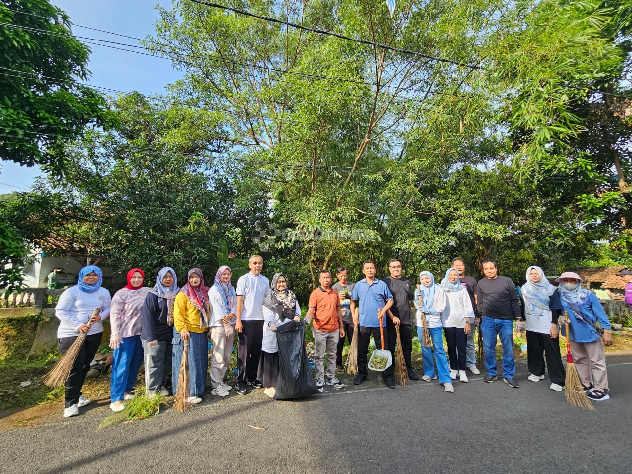 Kegiatan GEBER Jumat (Gerakan Bersih-Bersih dan Berkah di Hari Jumat)