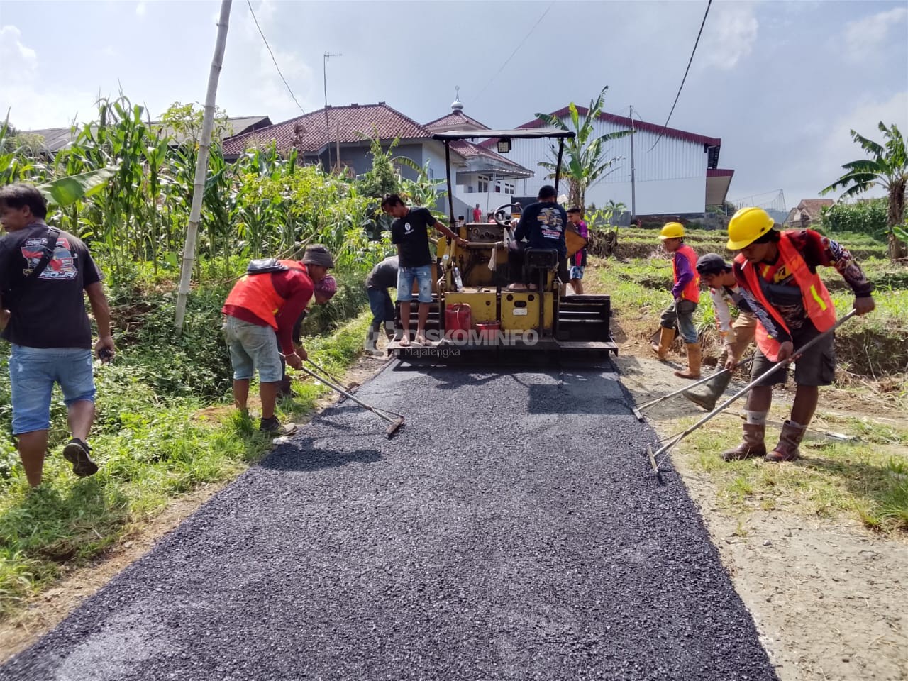 Respons Keluhan Warga, Bupati Majalengka Pastikan Perbaikan Jalan Rusak Dilakukan Bertahap