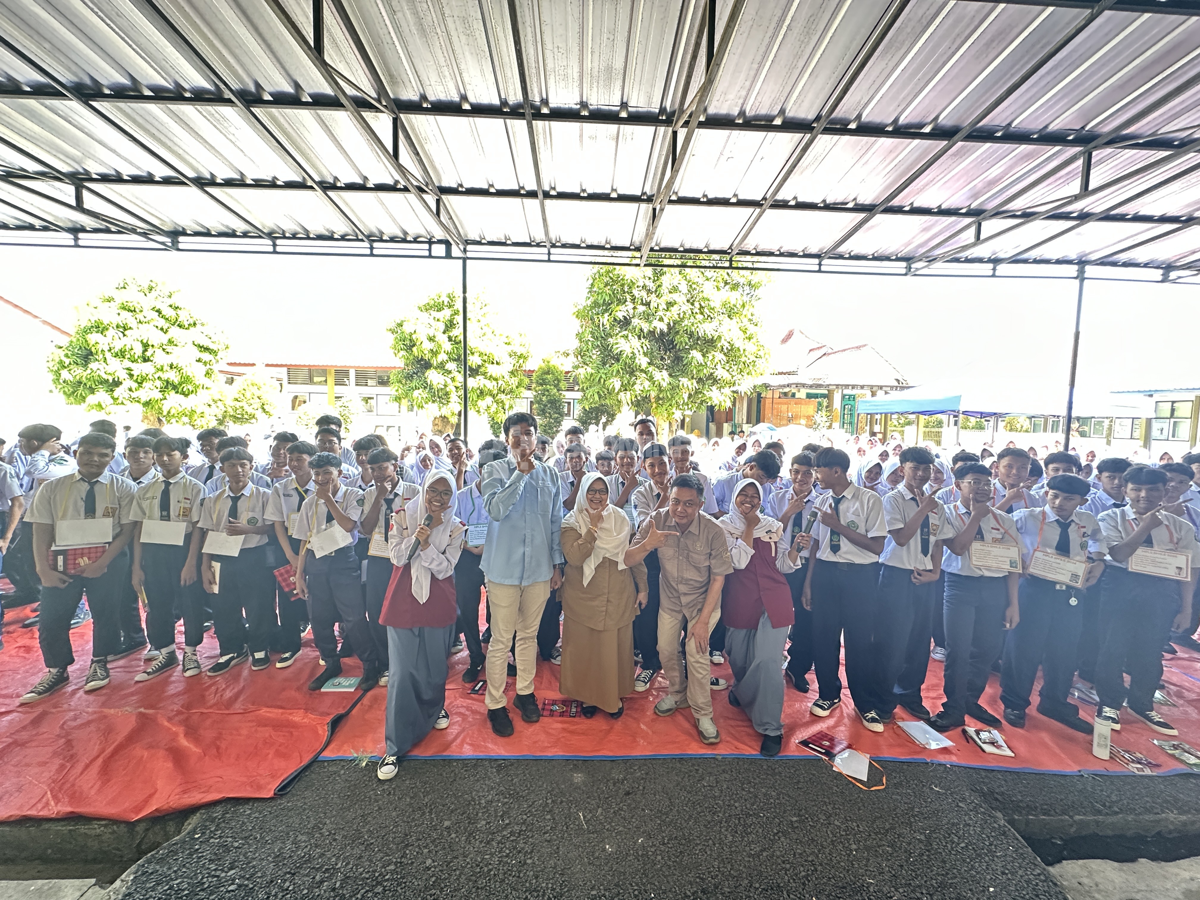 DISKOMINFO Majalengka Edukasi Literasi dan Etika Digital pada Kegiatan MPLS SMAN 1 Leuwimunding