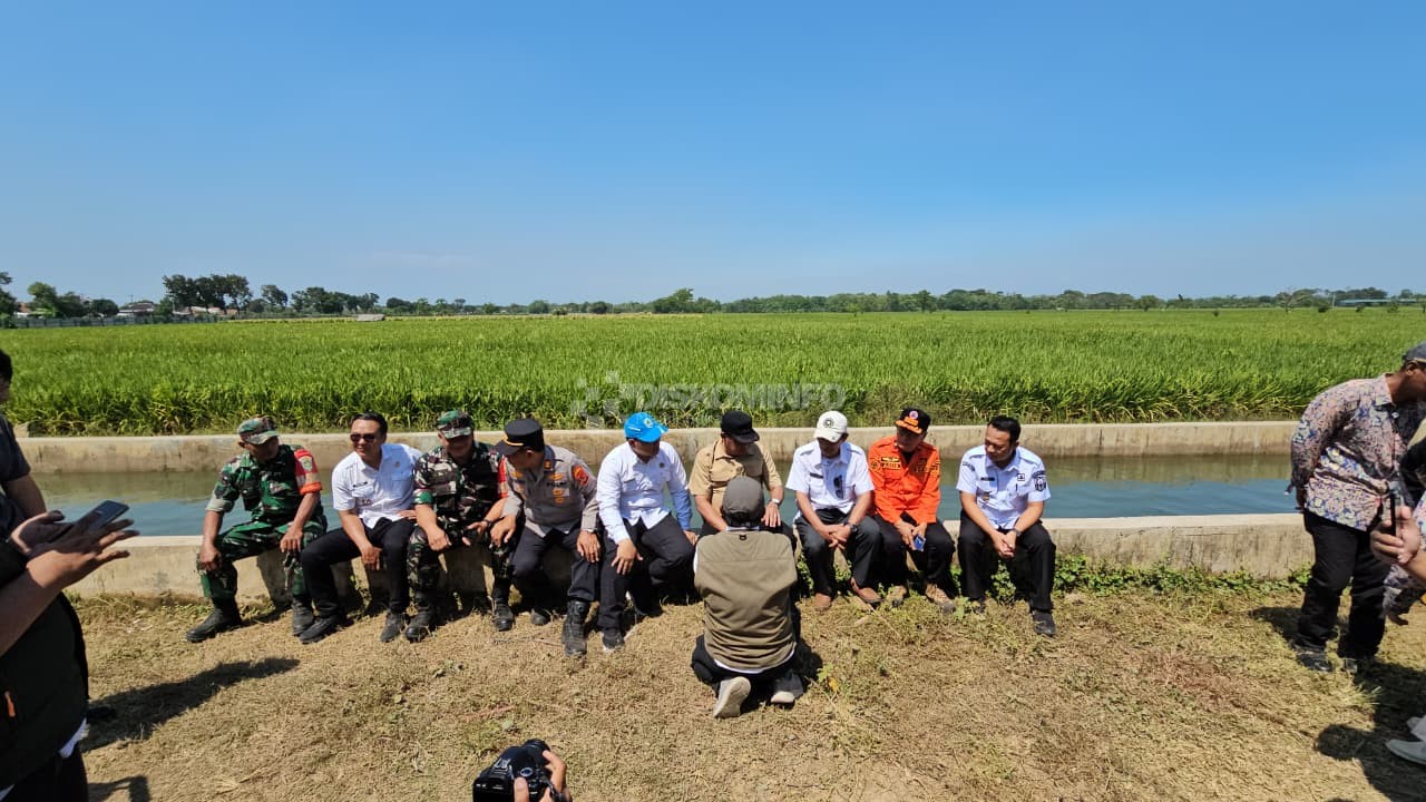Tinjau  Kekeringan di Jatitujuh, Bupati Majalengka Pastikan Pasokan Air Sawah Aman Berkat Sodetan Aliran Sungai
