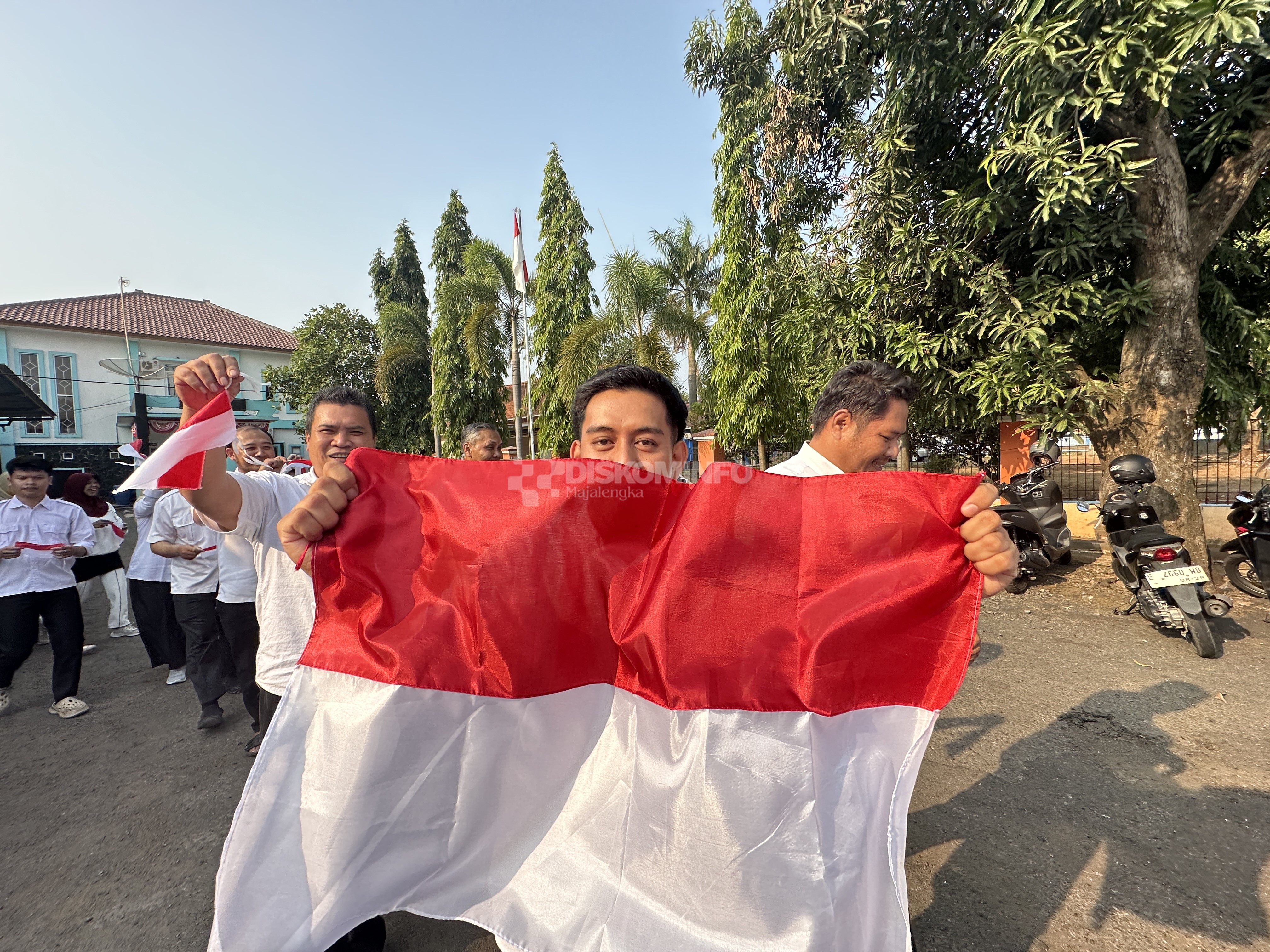 Semarakkan HUT RI Ke-81, Diskominfo Majalengka Bagikan 100 Bendera Merah Putih kepada Masyarakat